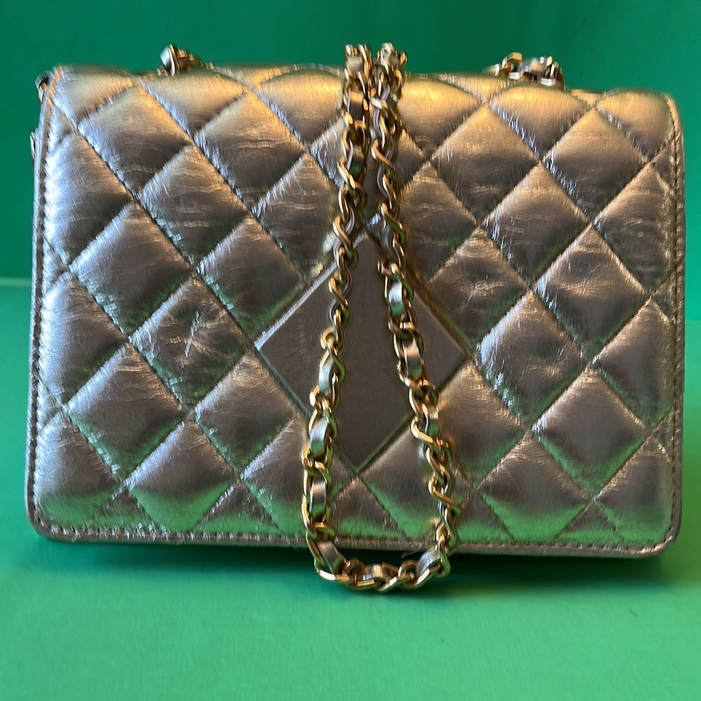 PURSE Women purse. GOLD. Preowned. Soft to touch. No fading, cracks tears.